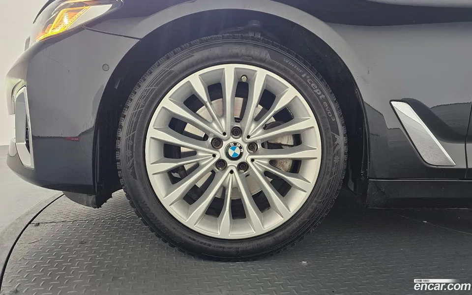 BMW 5 Series 520i 2023 — миниатюра 5