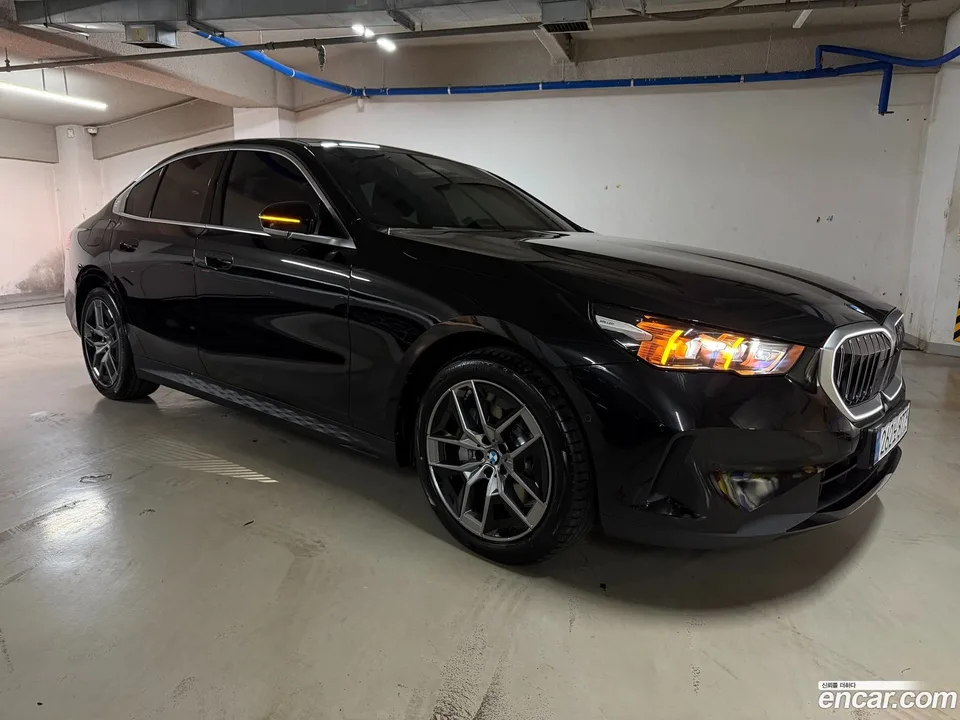 BMW 5 Series 530i xDrive 2025 — миниатюра 3