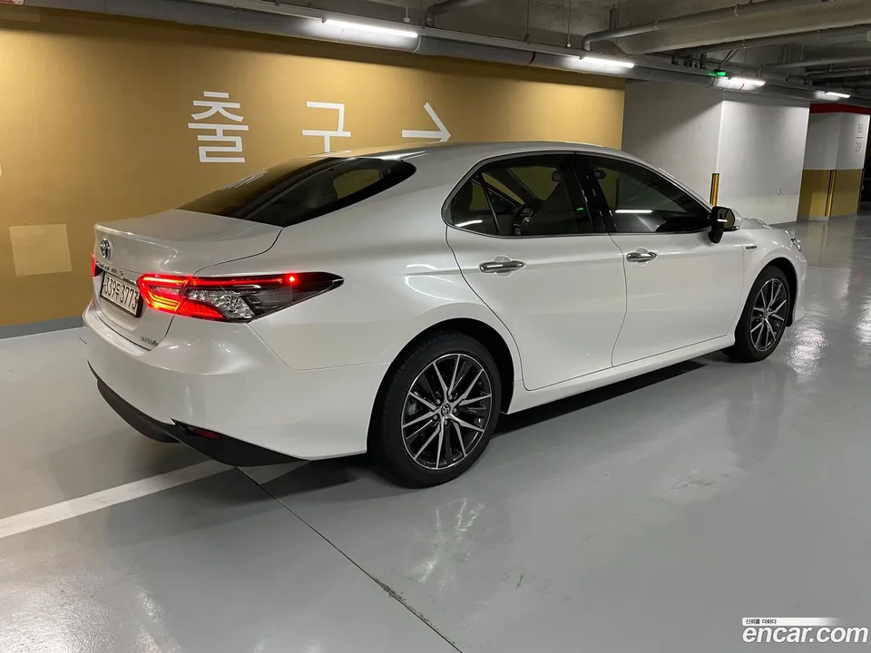 Toyota Camry 2.5 XLE 2024 — миниатюра 2