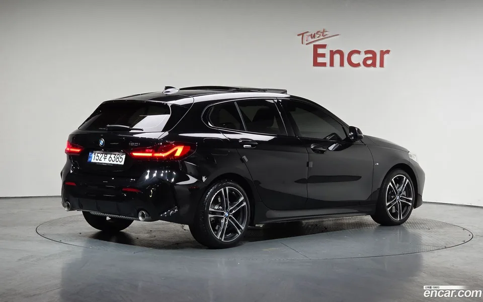 BMW 1 Series 120i M 2023 — миниатюра 2
