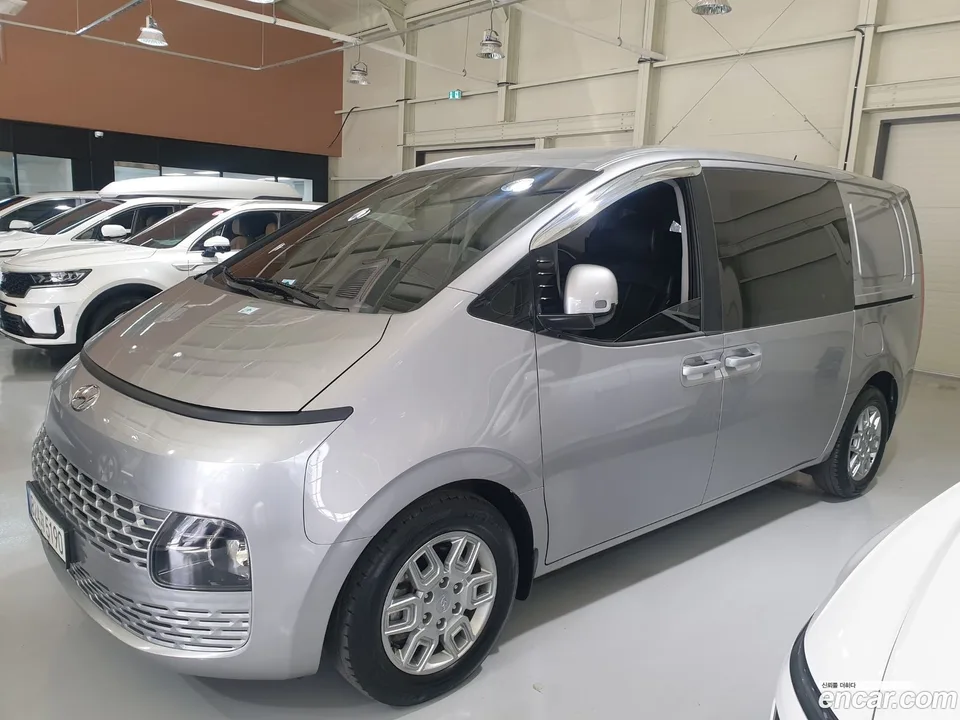 Hyundai Staria 5 2023 — фото 1, купить с доставкой в Москву