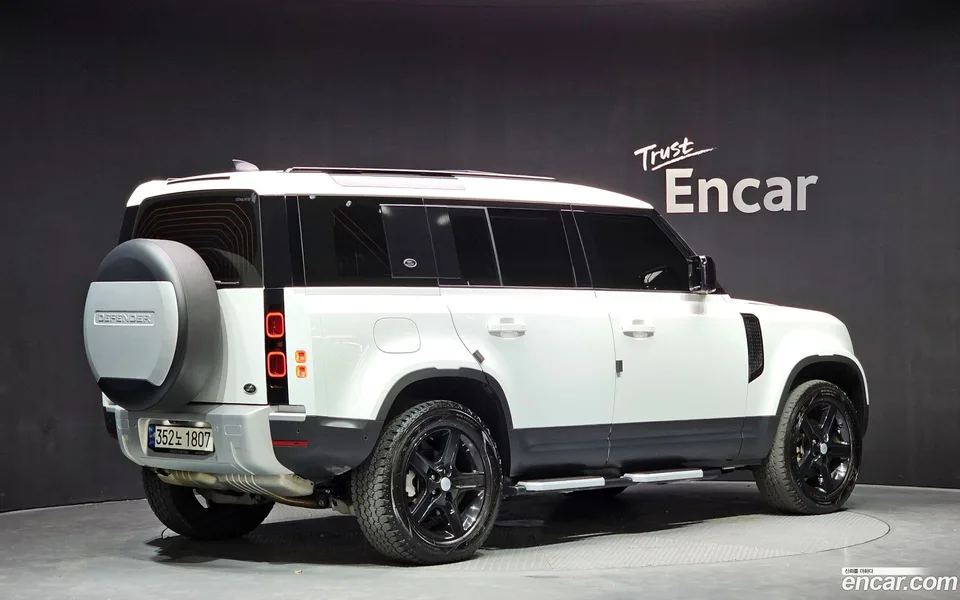 Land Rover Defender 110 D250 SE 2023 — миниатюра 2