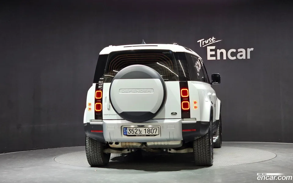 Land Rover Defender 110 D250 SE 2023 — миниатюра 4