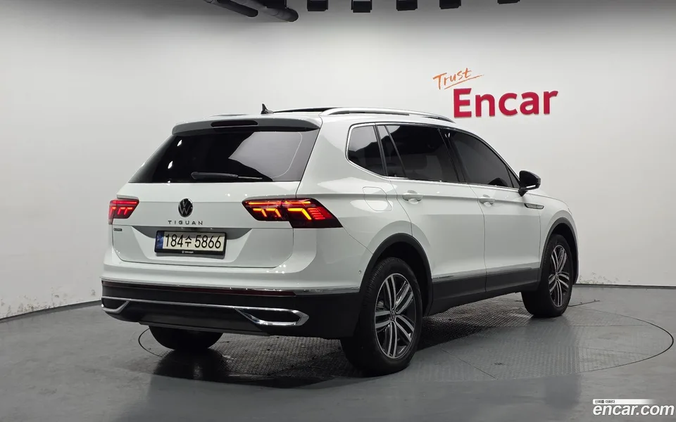 Volkswagen Tiguan Allspace 2.0 TSI 2023 — миниатюра 2