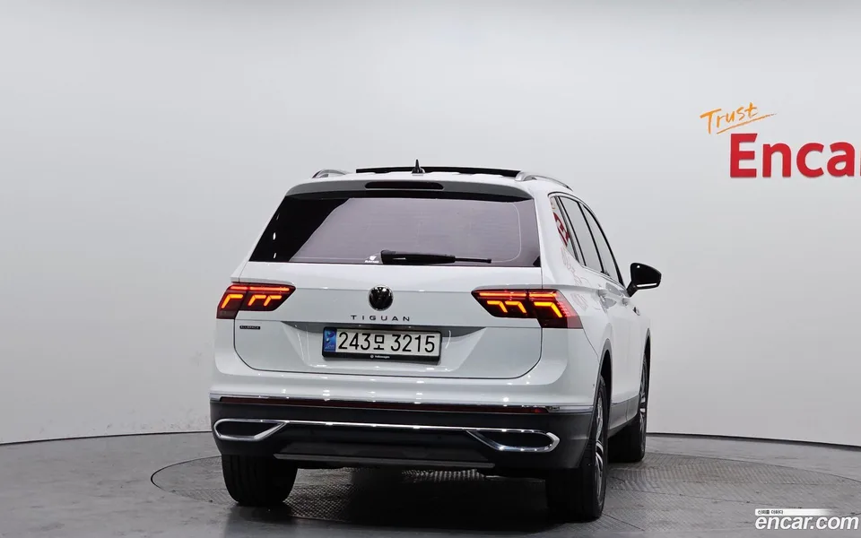 Volkswagen Tiguan Allspace 2.0 TSI 2023 — миниатюра 4