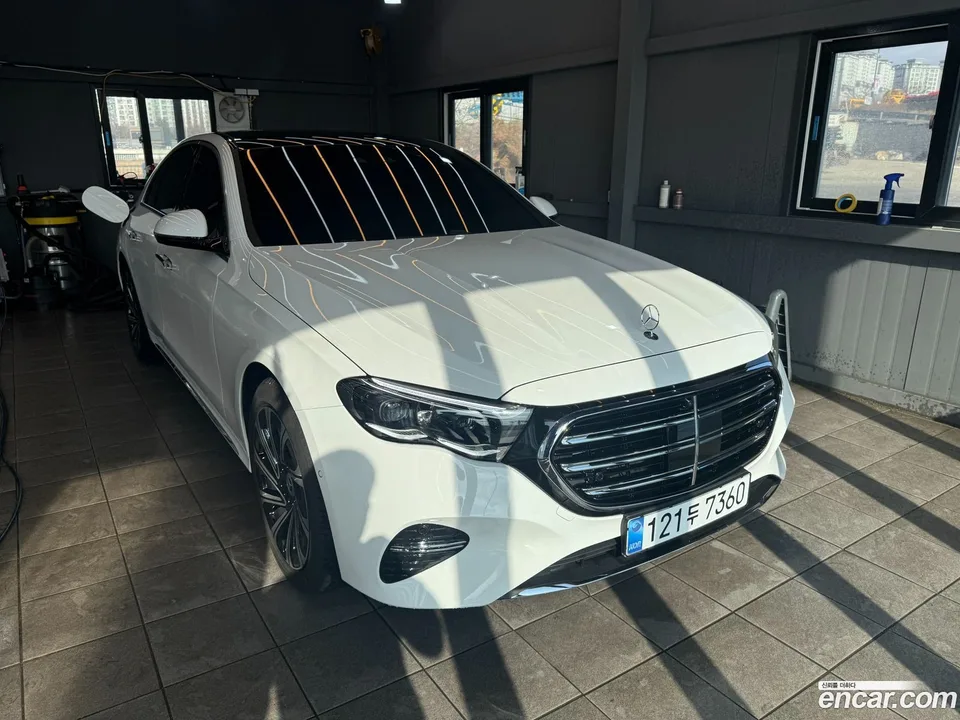 Mercedes-Benz E-Class E300 4MATIC 2025 — миниатюра 3