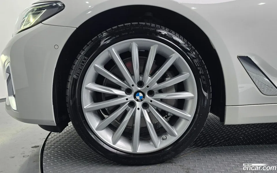BMW 5 Series 530i xDrive 2023 — миниатюра 5
