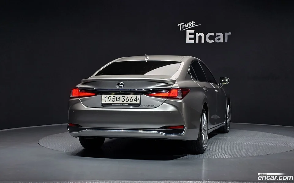 Lexus ES 300h 2022 — миниатюра 4