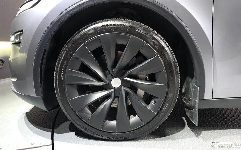 Tesla Model Y AWD 2025 — миниатюра 5