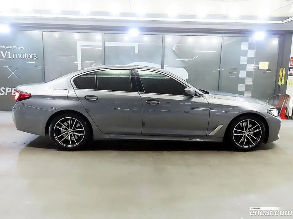 BMW 5 Series 520i M 2023 — миниатюра 3