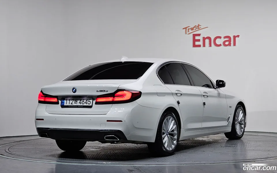 BMW 5 Series 530e 2022 — миниатюра 2