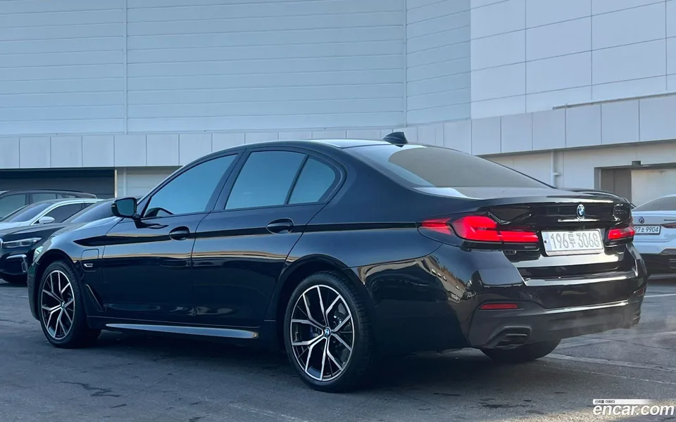 BMW 5 Series 530e M 2023 — миниатюра 2