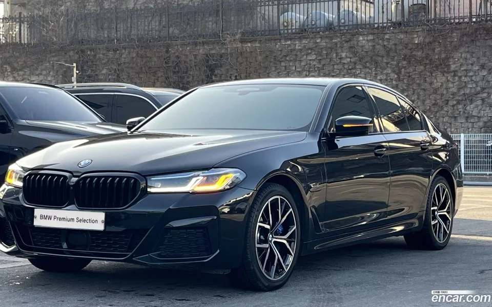 BMW 5 Series 530e M 2023 — фото 1, купить с доставкой в Москву