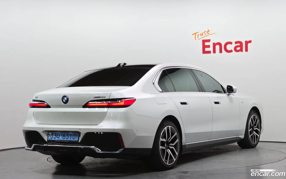 BMW i7 xDrive 60 M 2023 — миниатюра 2