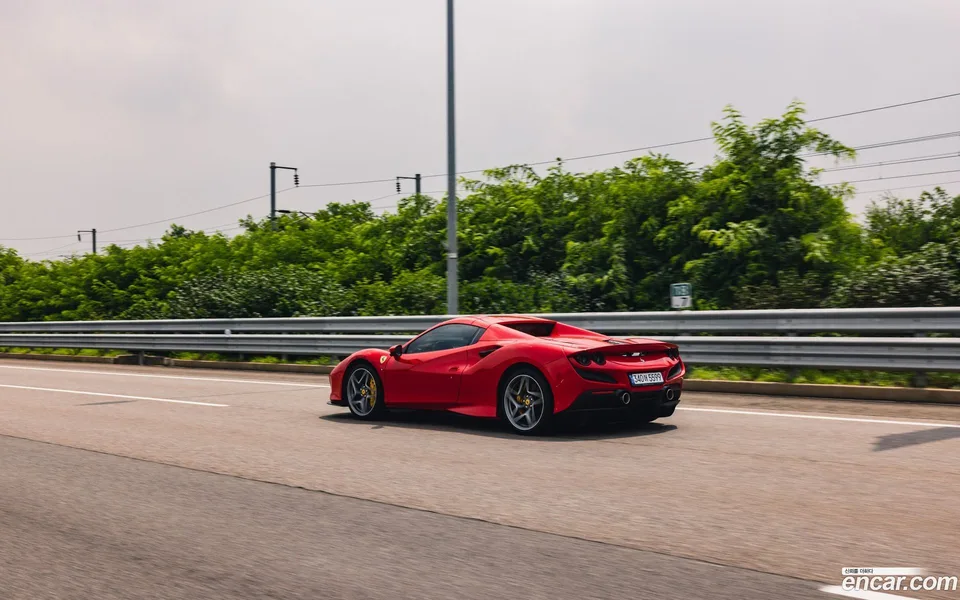 Ferrari F8 Spider 3.9 V8 2023 — миниатюра 2