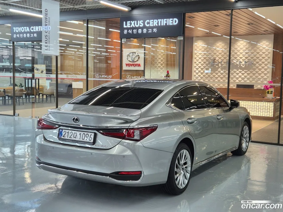 Lexus ES 300h 2025 — миниатюра 2