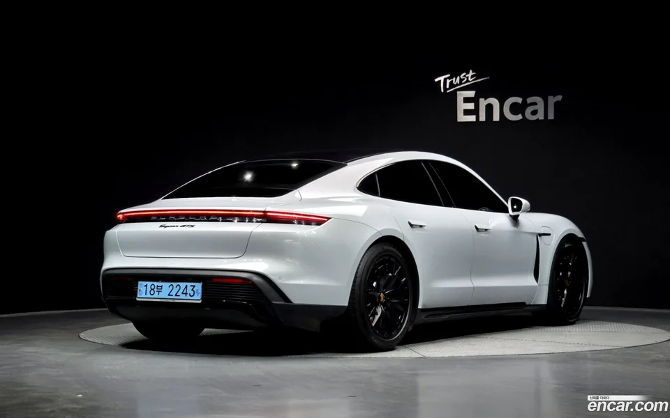 Porsche Taycan GTS 2023 — миниатюра 2