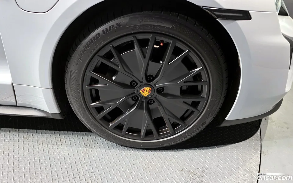 Porsche Taycan GTS 2023 — миниатюра 5