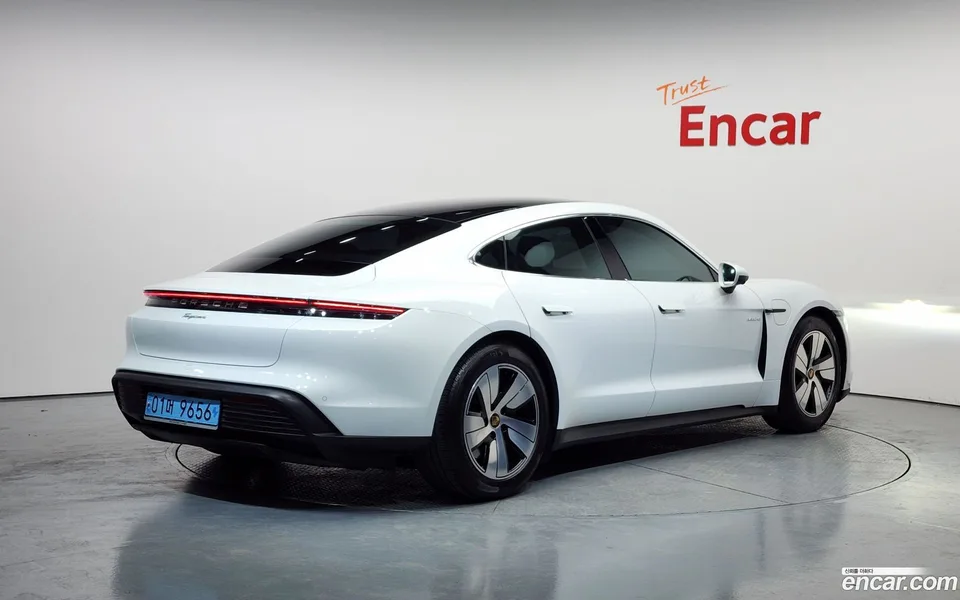 Porsche Taycan 2023 — миниатюра 2