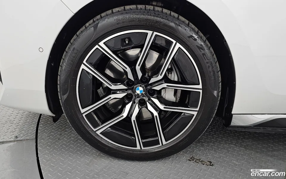 BMW i7 xDrive 60 M 2023 — миниатюра 5