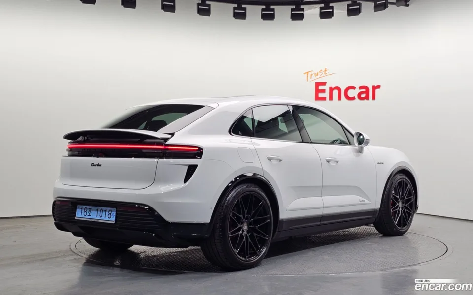 Porsche Macan Electric 2025 — миниатюра 2