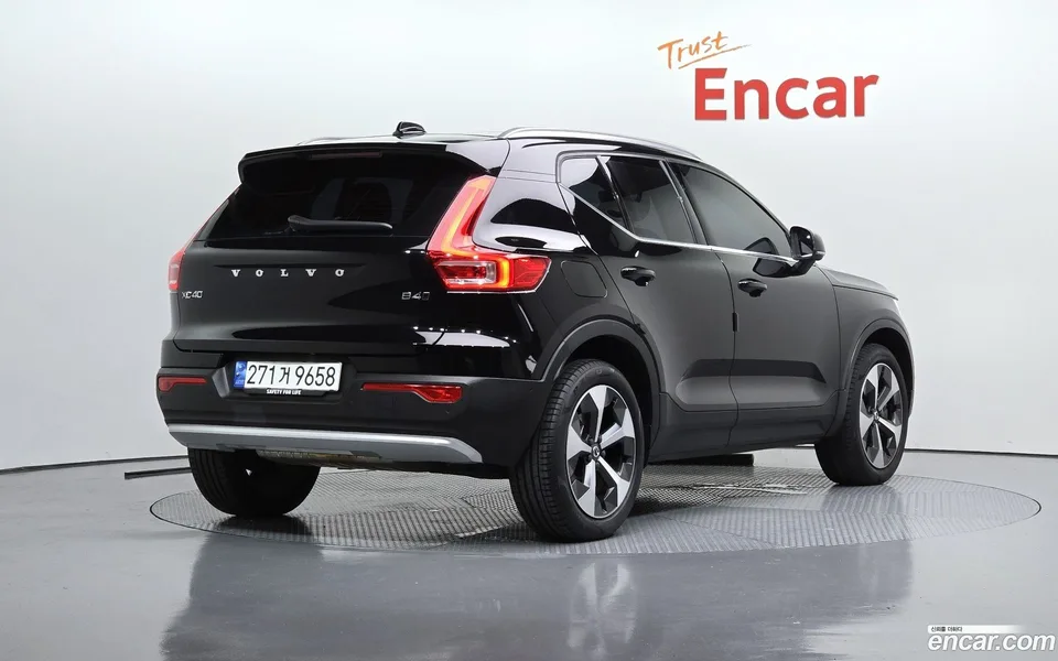 Volvo XC40 B4 2023 — миниатюра 2