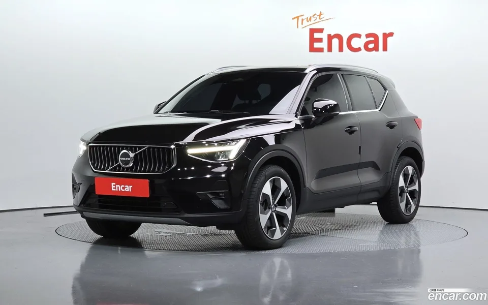 Volvo XC40 B4 2023 — фото 1, купить с доставкой в Москву