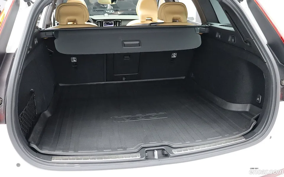 Volvo V60 Cross Country B5 AWD 2024 — миниатюра 4