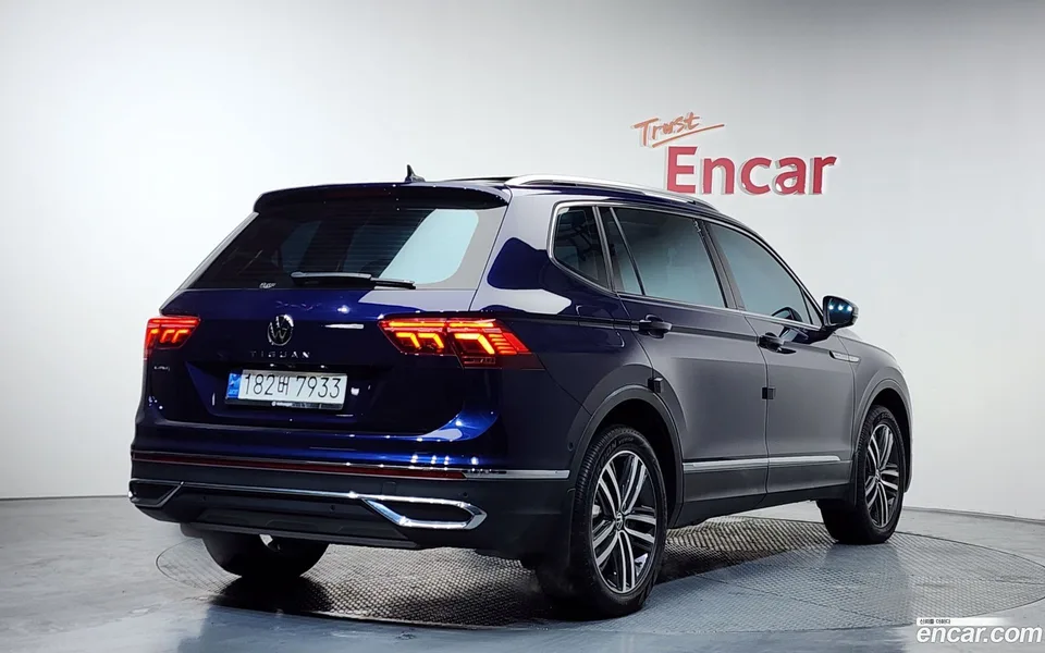 Volkswagen Tiguan Allspace 2.0 TSI 2023 — миниатюра 2