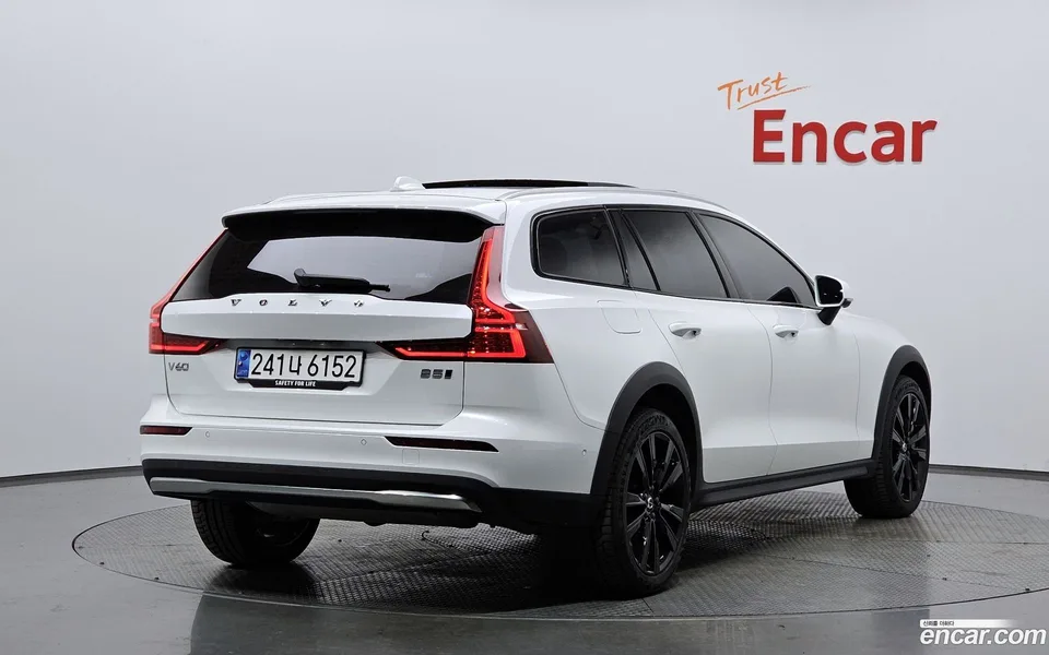Volvo V60 Cross Country B5 AWD 2023 — миниатюра 2