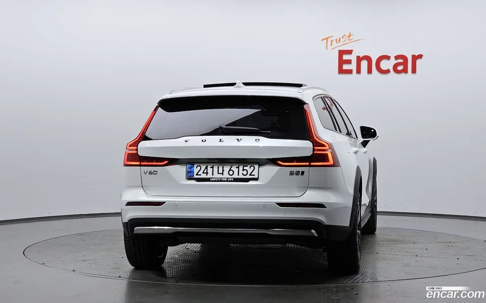 Volvo V60 Cross Country B5 AWD 2023 — миниатюра 4