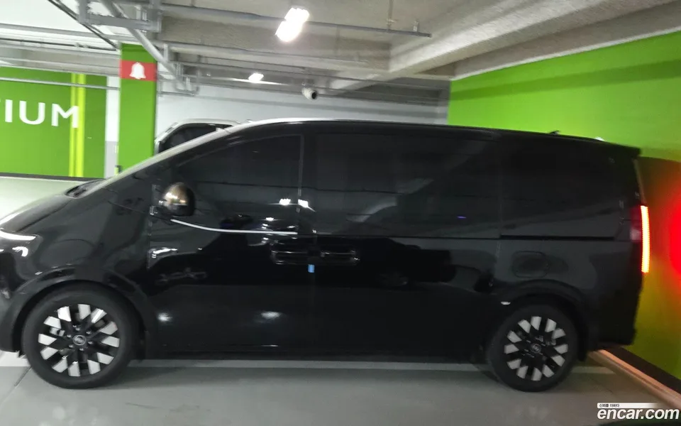 Hyundai Staria 4WD 7 2025 — миниатюра 3