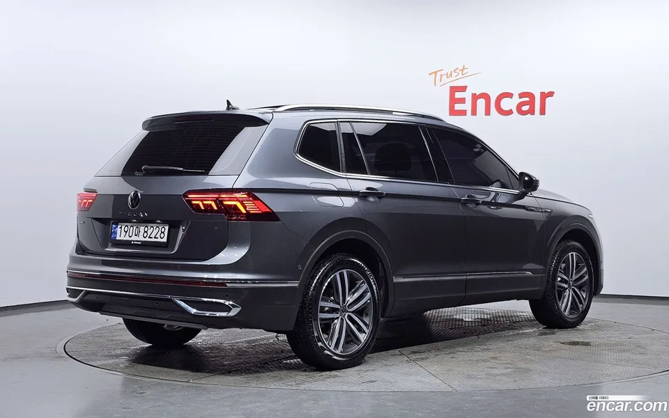 Volkswagen Tiguan Allspace 2.0 TSI 2023 — миниатюра 2