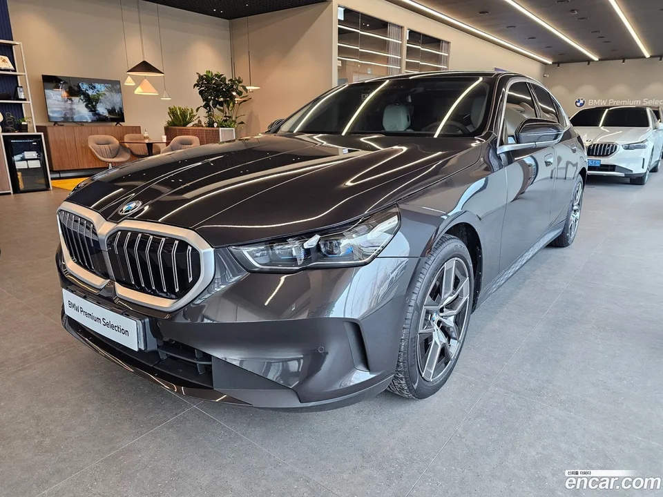 BMW 5 Series (G60) 520i 2025 — фото 1, купить с доставкой в Москву