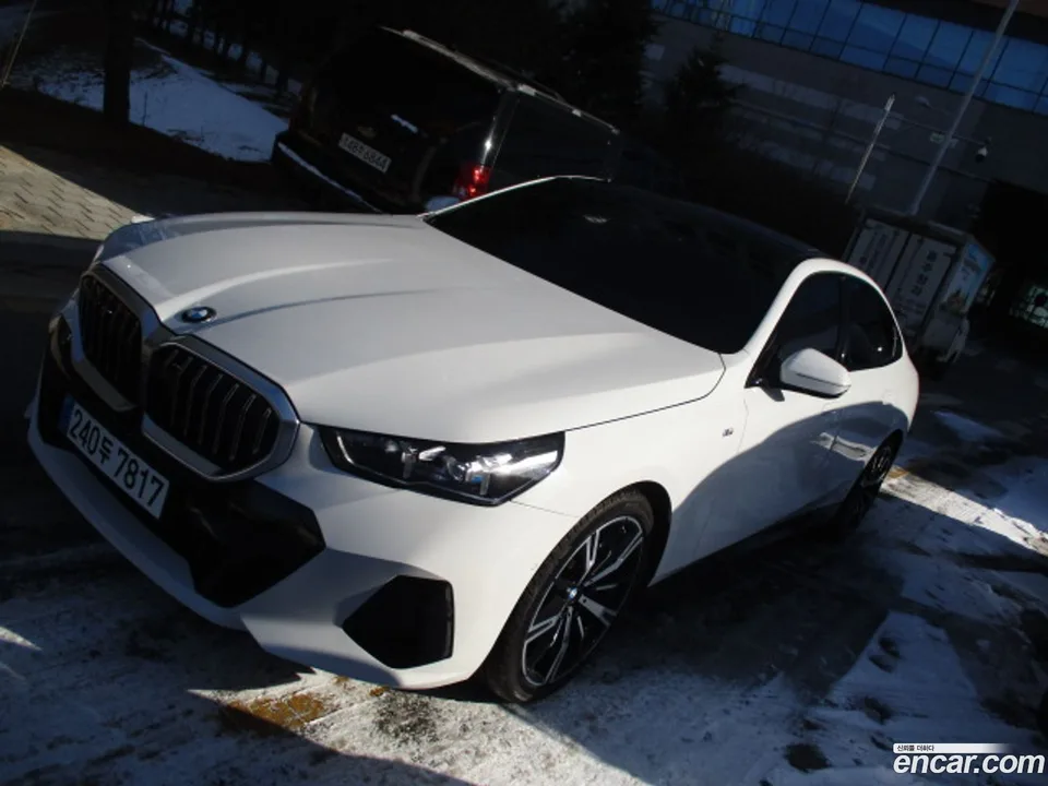 BMW 5 Series 530i xDrive M 2024 — миниатюра 2