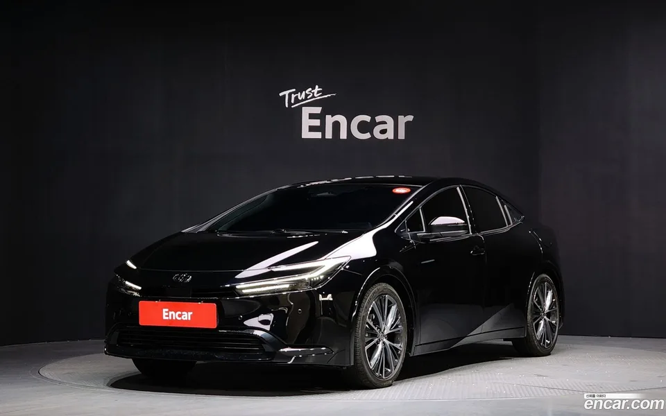 Toyota Prius 2.0 XLE 2025 — фото 1, купить с доставкой в Москву