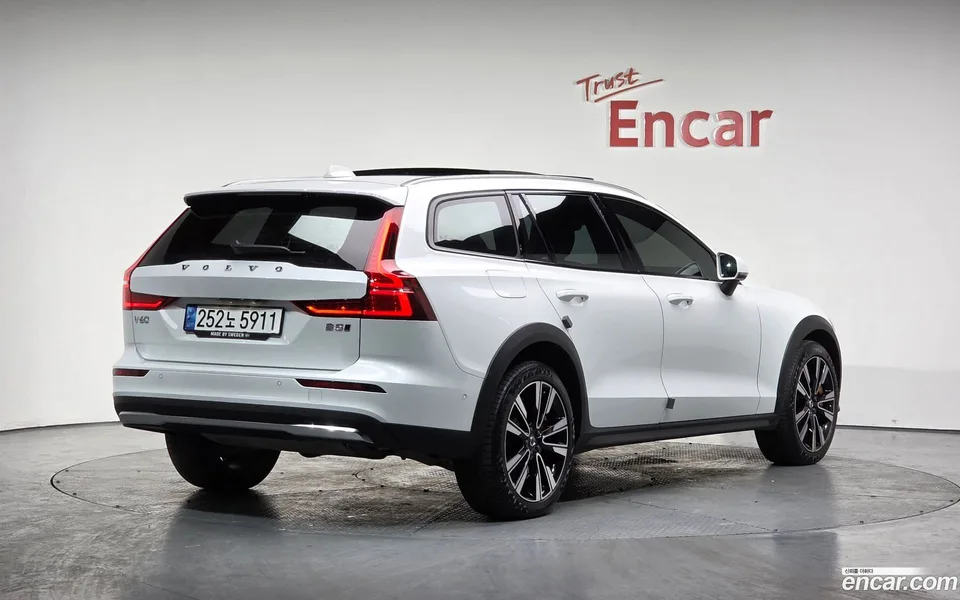 Volvo V60 Cross Country B5 AWD 2022 — миниатюра 2