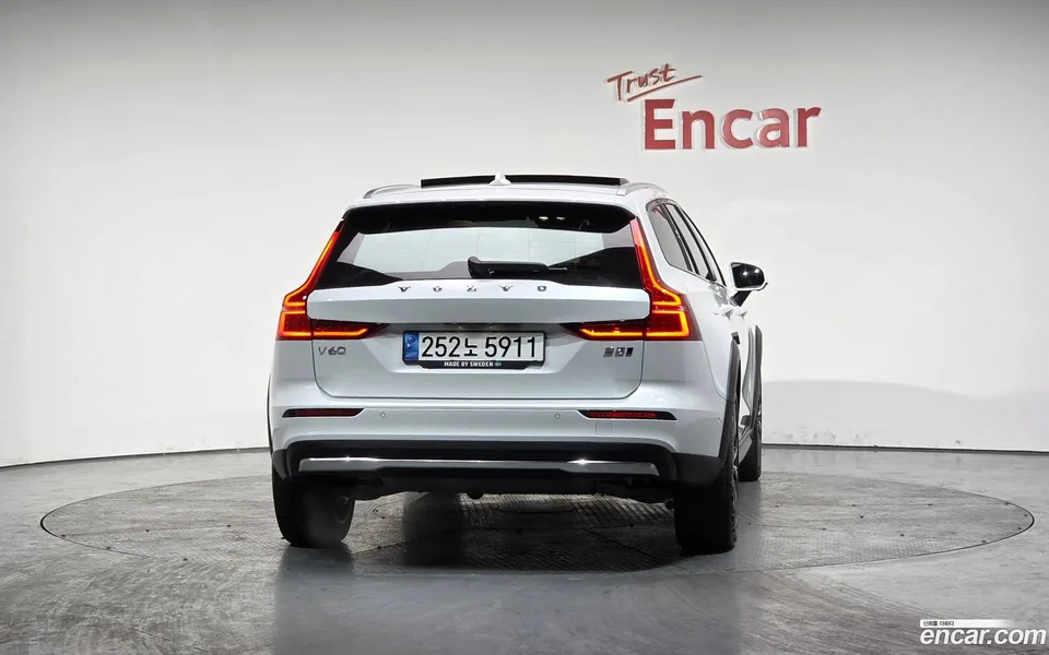 Volvo V60 Cross Country B5 AWD 2022 — миниатюра 4