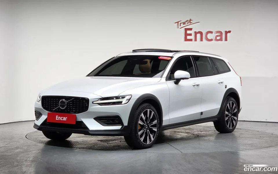 Volvo V60 Cross Country B5 AWD 2022 — фото 1, купить с доставкой в Москву