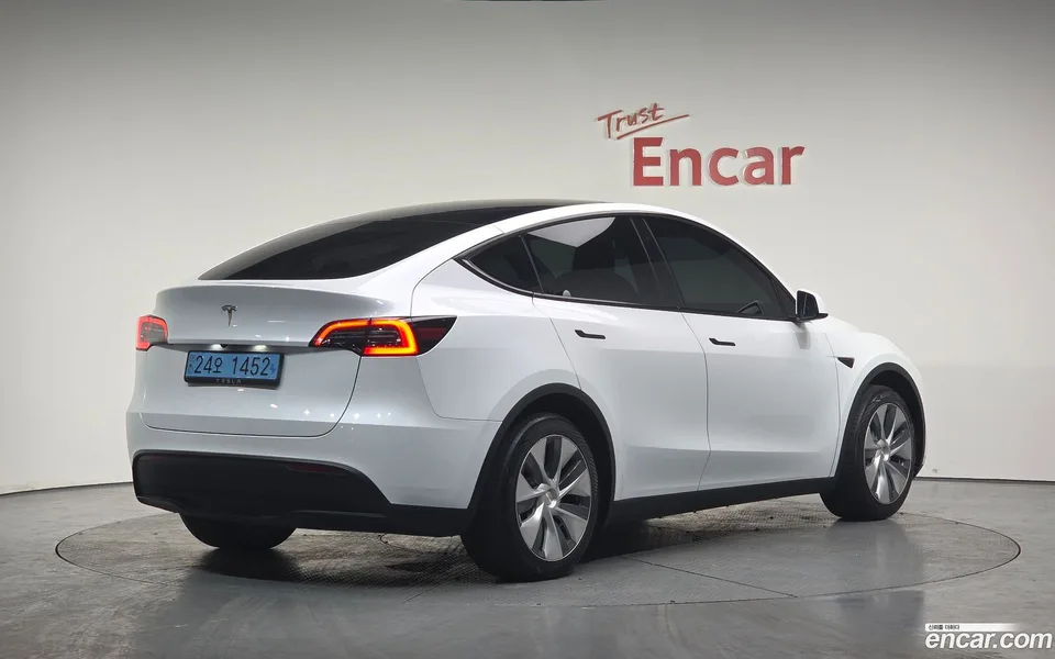 Tesla Model Y RWD 2023 — миниатюра 2