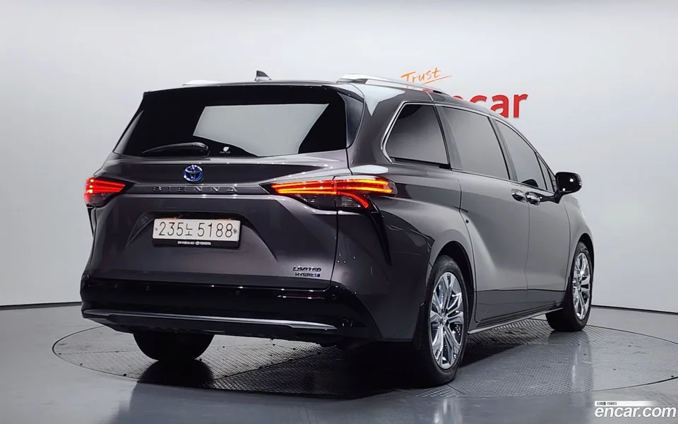 Toyota Sienna 2.5 2WD 2023 — миниатюра 2