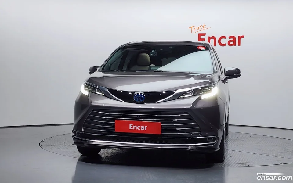 Toyota Sienna 2.5 2WD 2023 — миниатюра 3