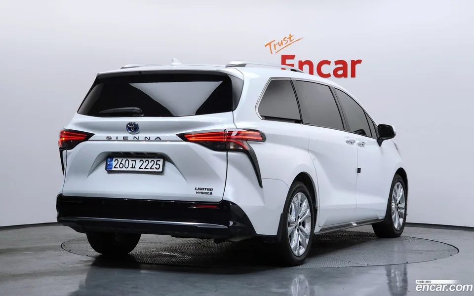 Toyota Sienna 2.5 2WD 2023 — миниатюра 2
