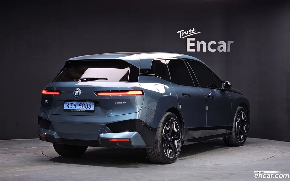 BMW iX xDrive50 2022 — миниатюра 2