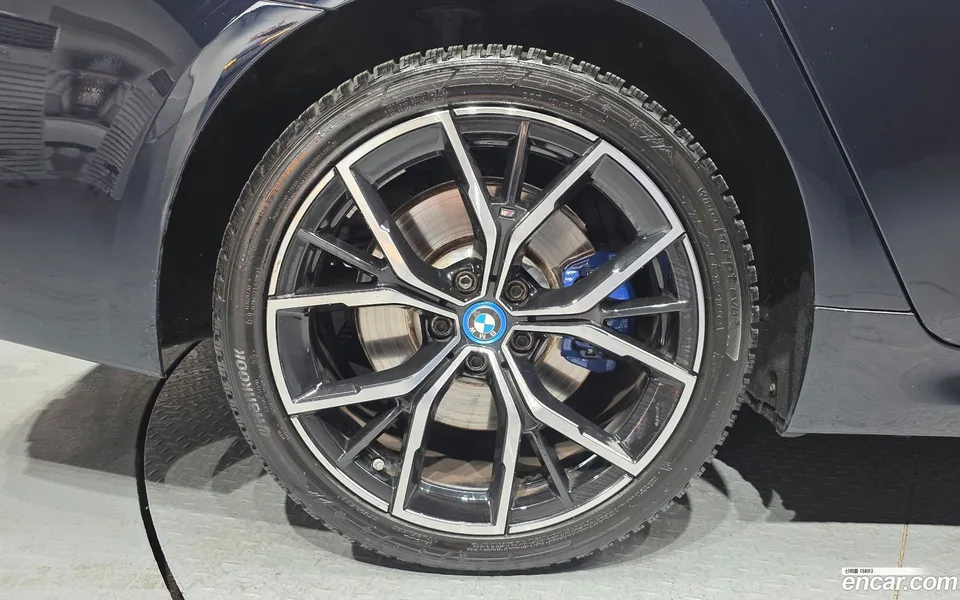 BMW 5 Series 530e M 2023 — миниатюра 5