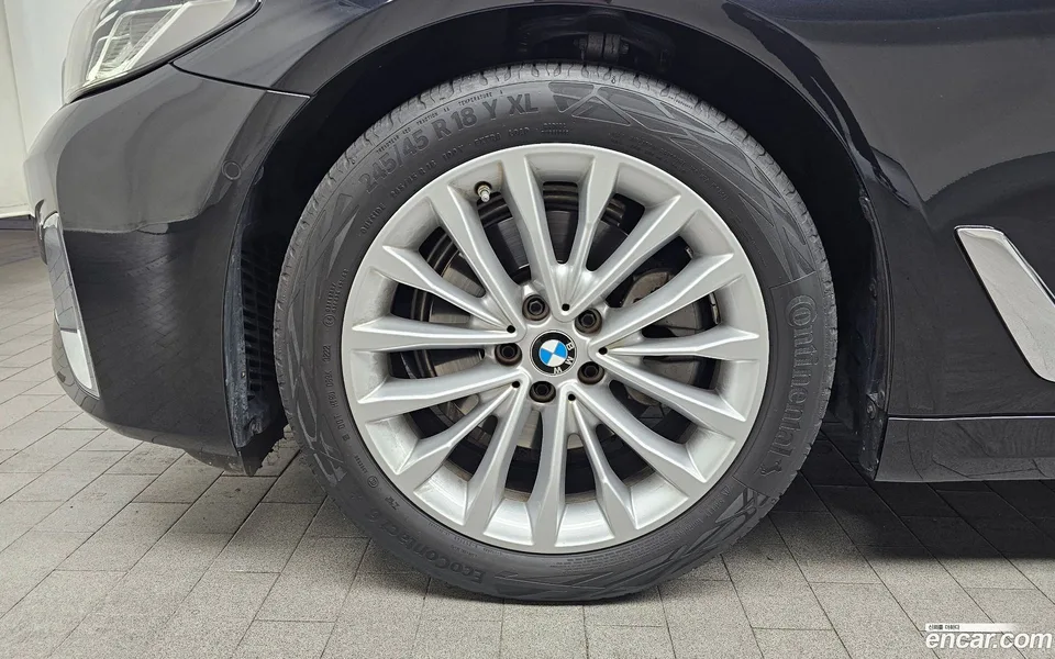 BMW 5 Series 520i 2023 — миниатюра 5