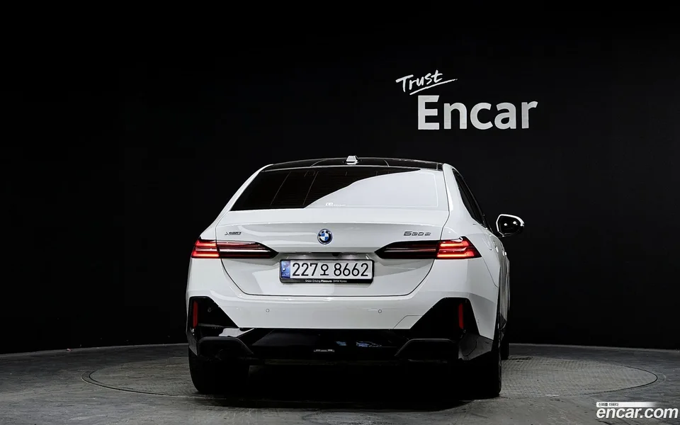 BMW 5 Series 530e xDrive M 2024 — миниатюра 4