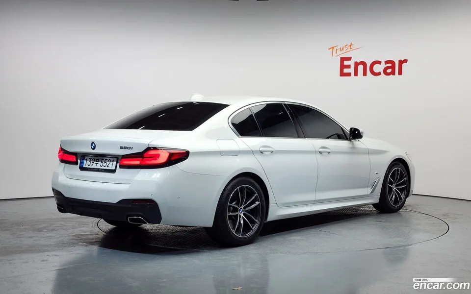 BMW 5 Series 520i M 2022 — миниатюра 2