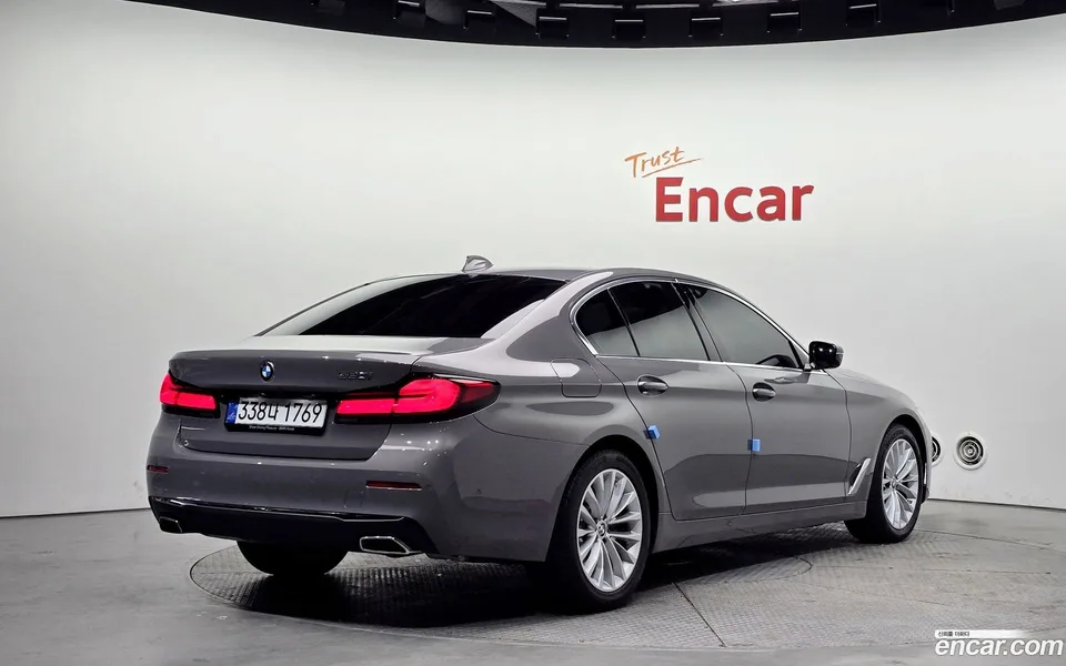 BMW 5 Series 520i 2022 — миниатюра 2