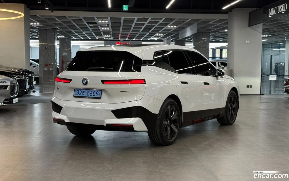 BMW iX xDrive50 2025 — миниатюра 2